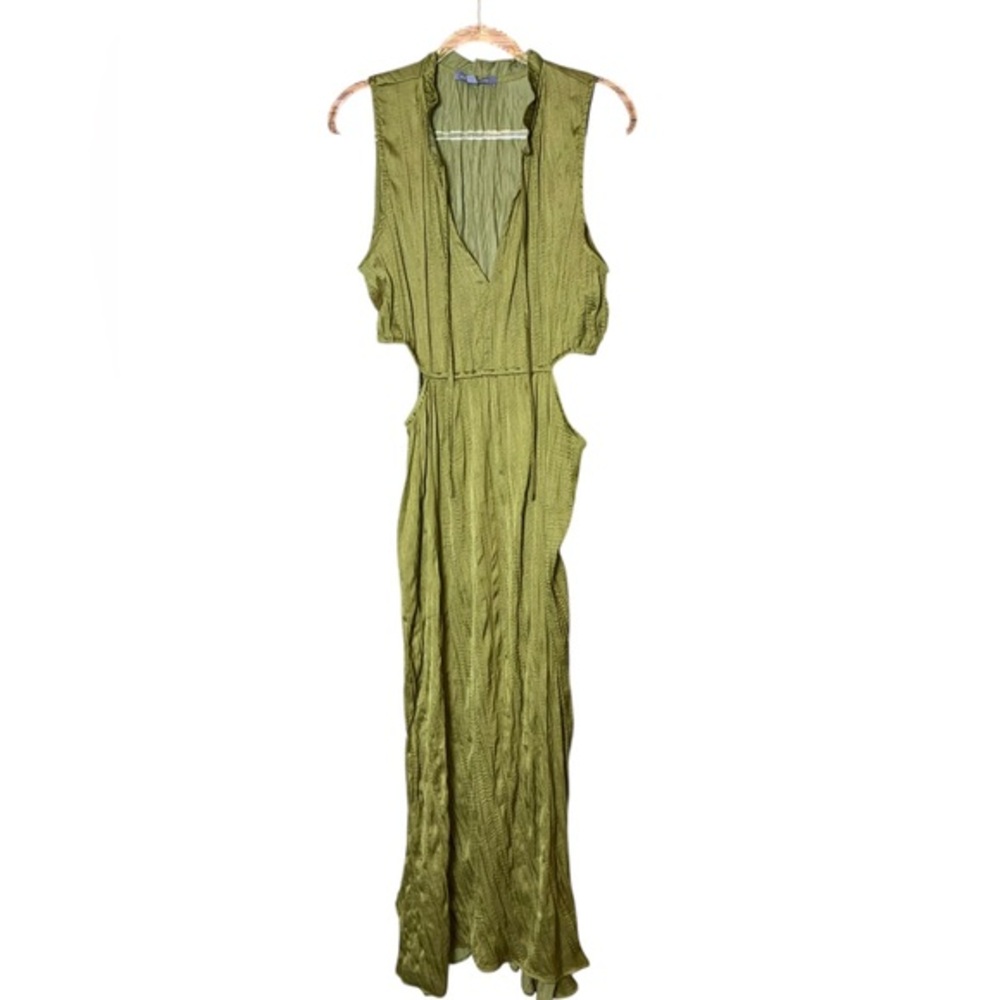 NA XXXX ????? 
 Textured Mock-Neck Cutout
